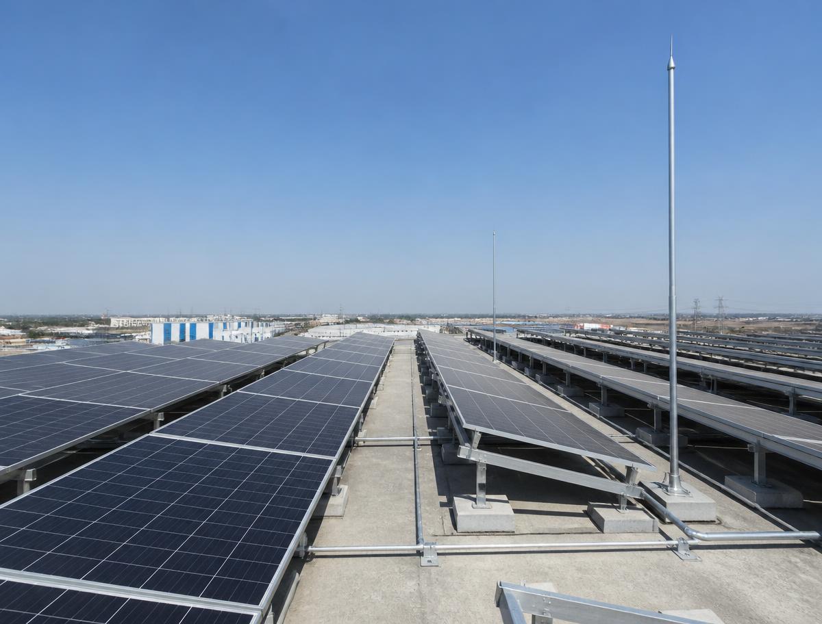 Solar plant with lightning arrester masts and earthing conductors